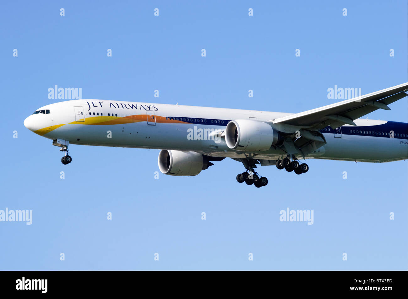 Boeing 777, durchgeführt von Jet Airways im Landeanflug auf dem Flughafen London Heathrow Stockfoto