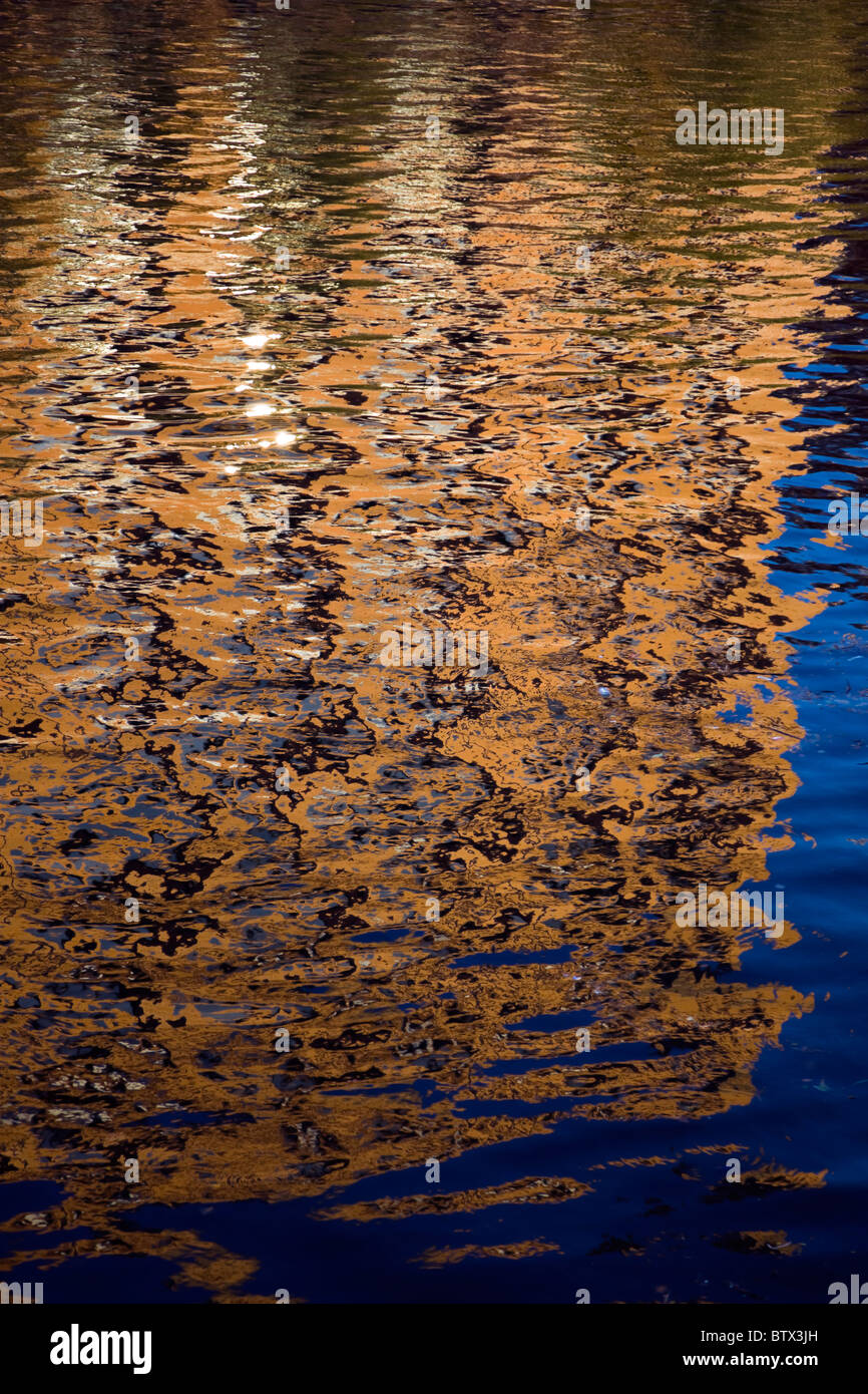 Reflexion der Loft-Gebäude von Milwaukee River in Milwaukee Stockfoto