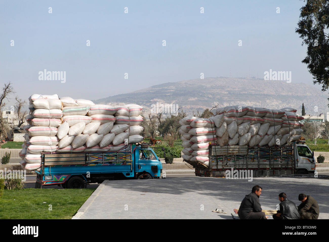 LKW-Fahrer Rast an einer Autobahn in Syrien. Stockfoto