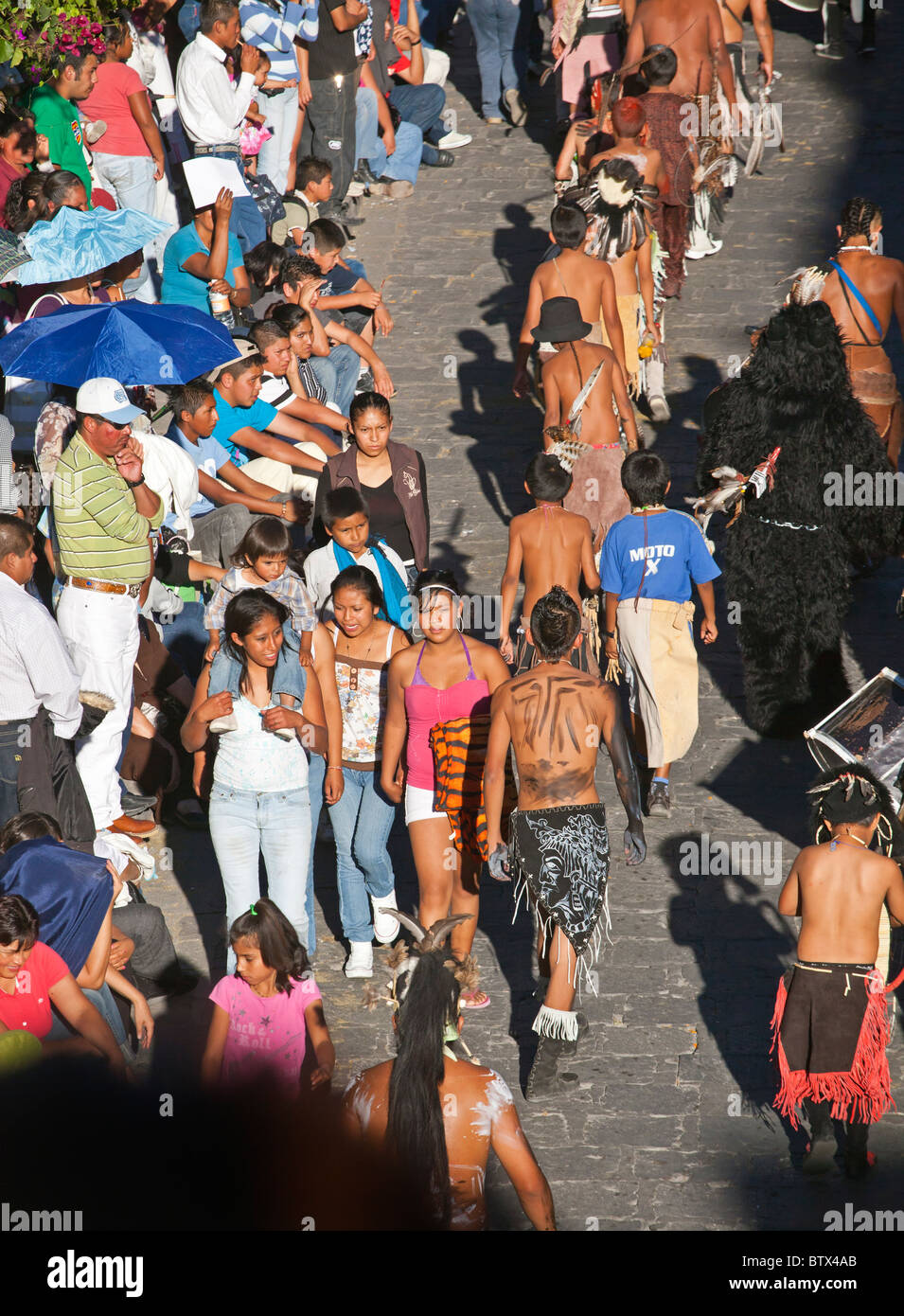 Indigene Tanzgruppen aus ganz Mexiko feiern San Miguel Arcangel der Schutzpatron von SAN MIGUEL DE ALLENDE im Oktober Stockfoto