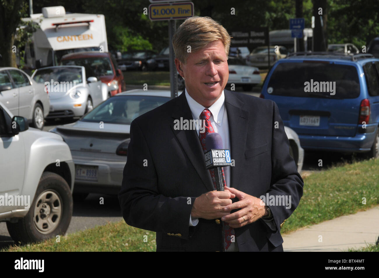 TV-News-Reporter Brad Bell Berichterstattung aus der Hauptstadt Höhen, Maryland Stockfoto