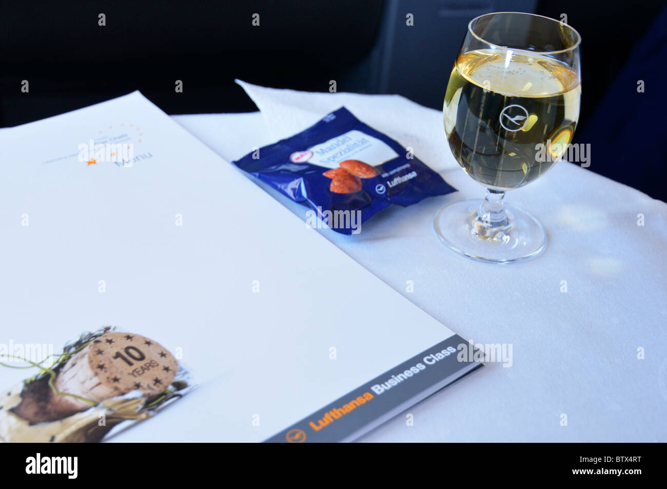 Getränkeservice für die Verpflegung in der Lufthansa Business Class (an Bord), Deutschland Stockfoto