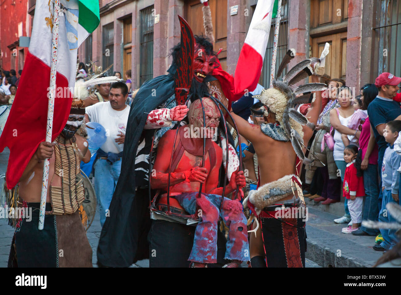Indigene Tanzgruppen aus ganz Mexiko feiern San Miguel Arcangel, dem Schutzpatron von SAN MIGUEL DE ALLENDE, Mexiko Stockfoto