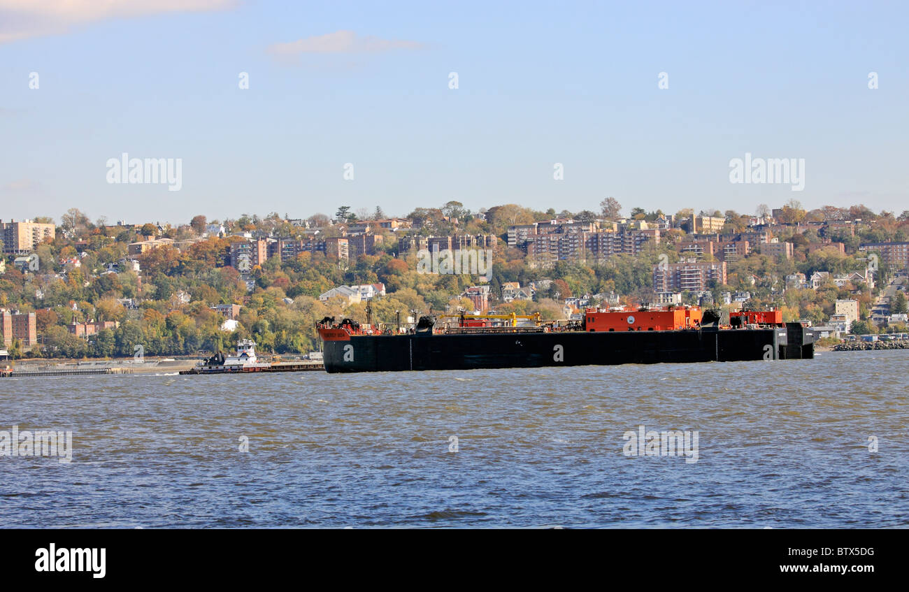 Schlepper drücken Lastkahn auf dem Hudson River aus Yonkers, NY Stockfoto