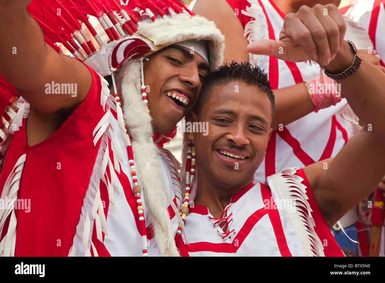 NATIVE Tanzgruppen aus ganz Mexiko feiern von San Miguel Arcangel, dem Schutzpatron von SAN MIGUEL DE ALLENDE im Oktober Stockfoto