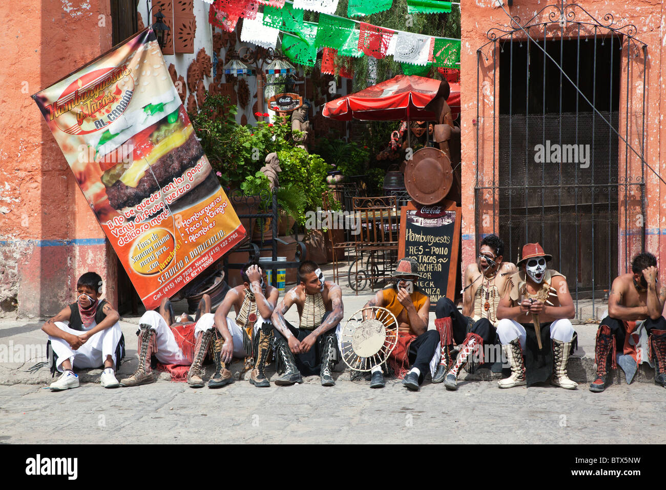 NATIVE Tanzgruppen aus ganz Mexiko feiern von San Miguel Arcangel, dem Schutzpatron von SAN MIGUEL DE ALLENDE im Oktober Stockfoto
