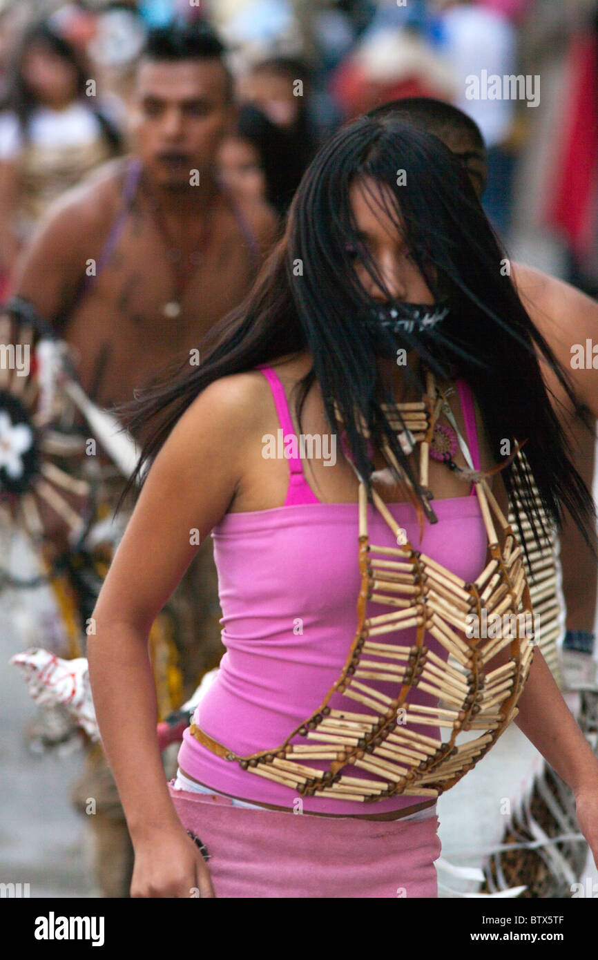 NATIVE Tanzgruppen aus ganz Mexiko feiern von San Miguel Arcangel, dem Schutzpatron von SAN MIGUEL DE ALLENDE im Oktober Stockfoto