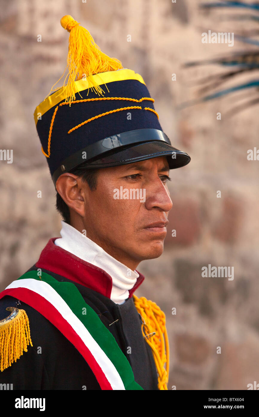 NATIVE Tanzgruppen aus ganz Mexiko feiern von San Miguel Arcangel, dem Schutzpatron von SAN MIGUEL DE ALLENDE im Oktober Stockfoto