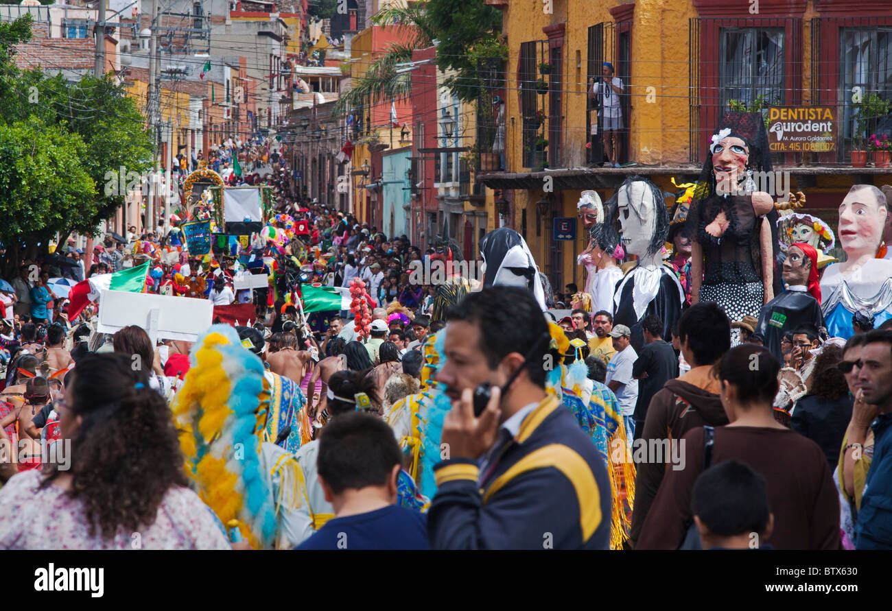 NATIVE Tanzgruppen aus ganz Mexiko feiern von San Miguel Arcangel, dem Schutzpatron von SAN MIGUEL DE ALLENDE im Oktober Stockfoto