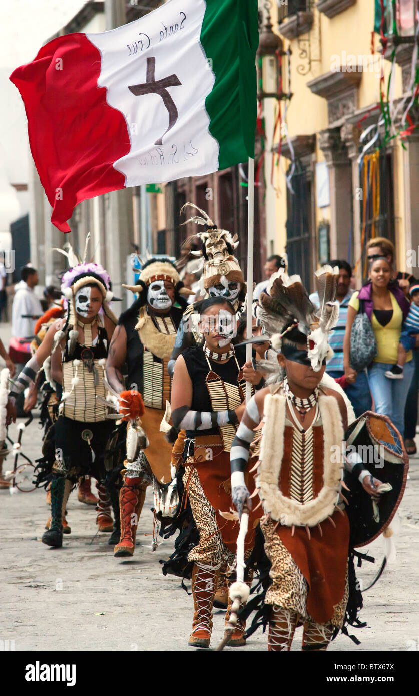 NATIVE Tanzgruppen aus ganz Mexiko feiern von San Miguel Arcangel, dem Schutzpatron von SAN MIGUEL DE ALLENDE im Oktober Stockfoto