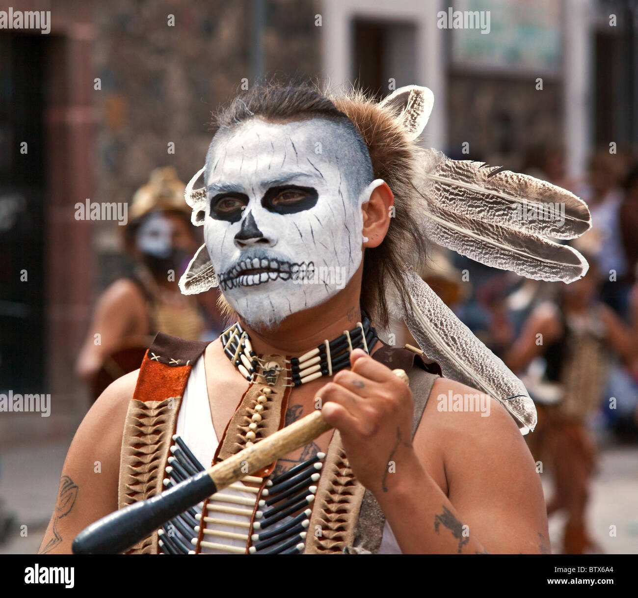 NATIVE Tanzgruppen aus ganz Mexiko feiern von San Miguel Arcangel, dem Schutzpatron von SAN MIGUEL DE ALLENDE im Oktober Stockfoto