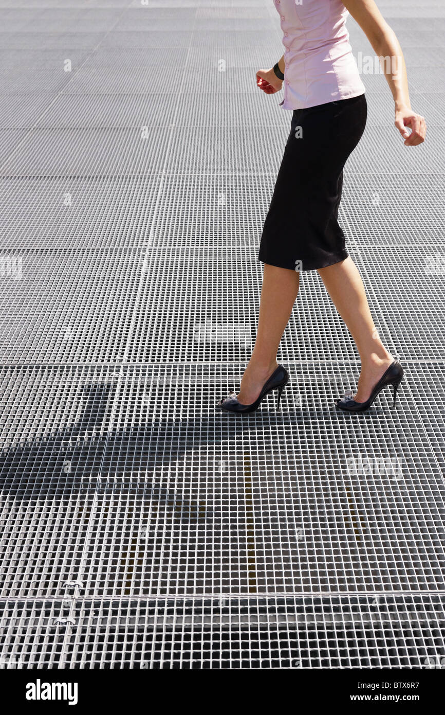 Seitenansicht des Business-Frau auf high Heels balancieren. Textfreiraum  Stockfotografie - Alamy