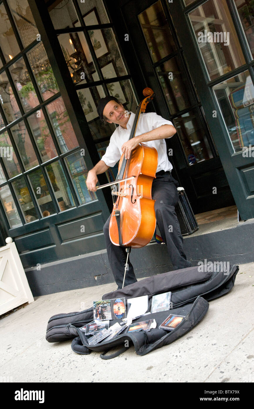 Straßenmusiker spielen ein Cello an der Bleecker Street in Greenwich Village &#10; &#10; MODEL RELEASE verfügbar Stockfoto