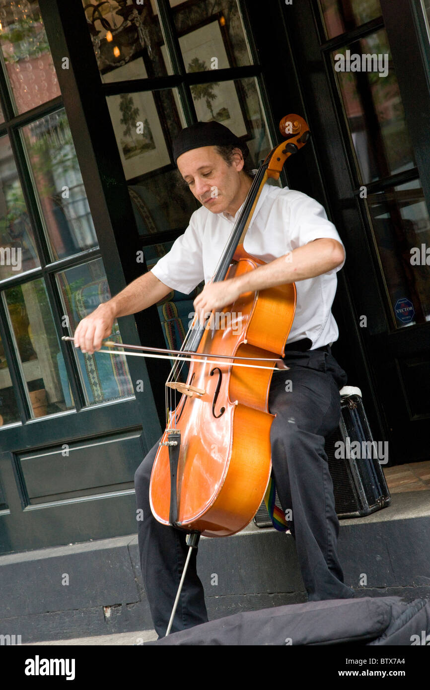 Straßenmusiker spielen ein Cello an der Bleecker Street in Greenwich village Stockfoto