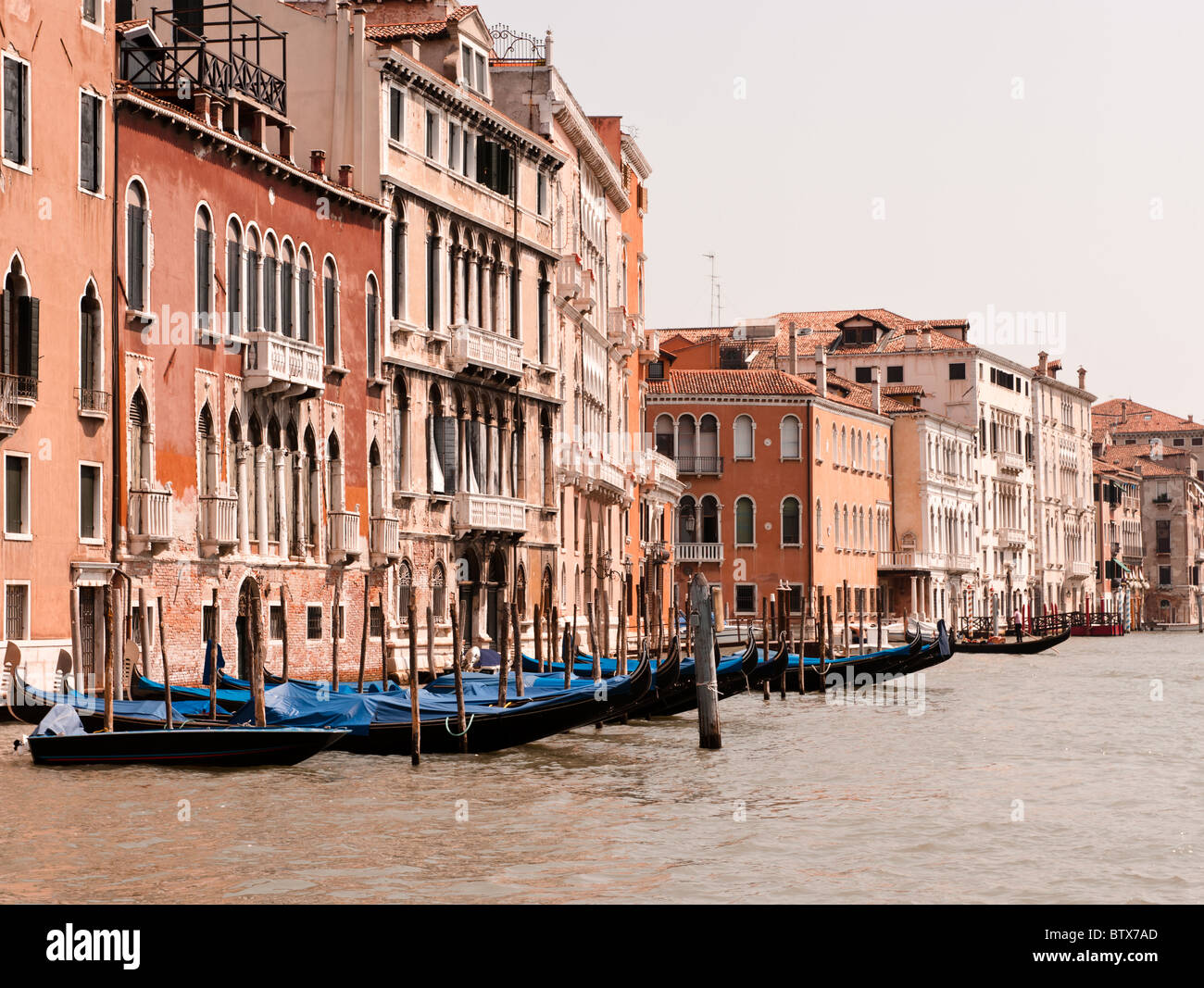 Gondeln auf dem Canal Grande in Venedig. Vintage Stil Bild. Stockfoto