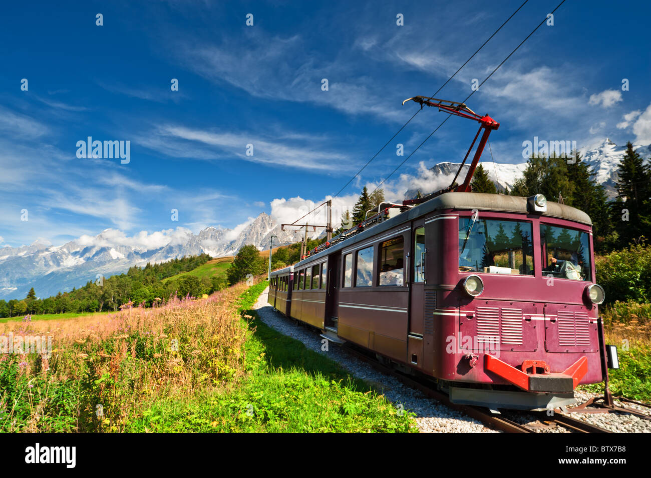 Berg-Straßenbahn in Alpen unter blauem Himmel. Frankreich, Chamonix-Tal. Beliebtes touristisches Ausflugsziel. Stockfoto