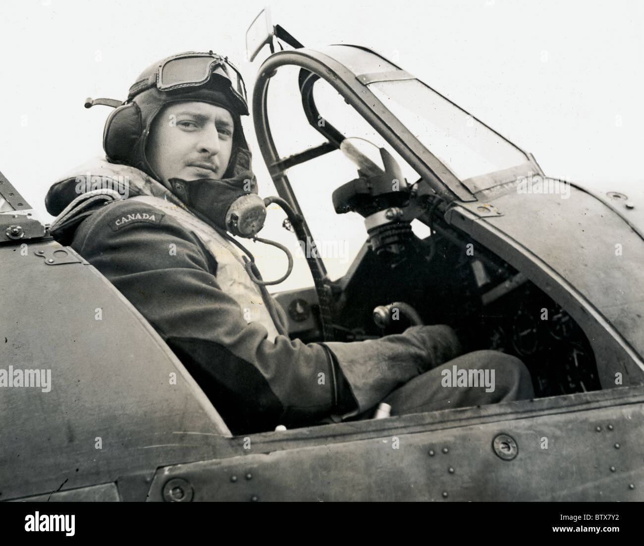 Nr. 1 Royal Canadian Air Force Squadron Officer von Regina servieren mit RAF Fighter Command an Reglern seines Flugzeugs Stockfoto