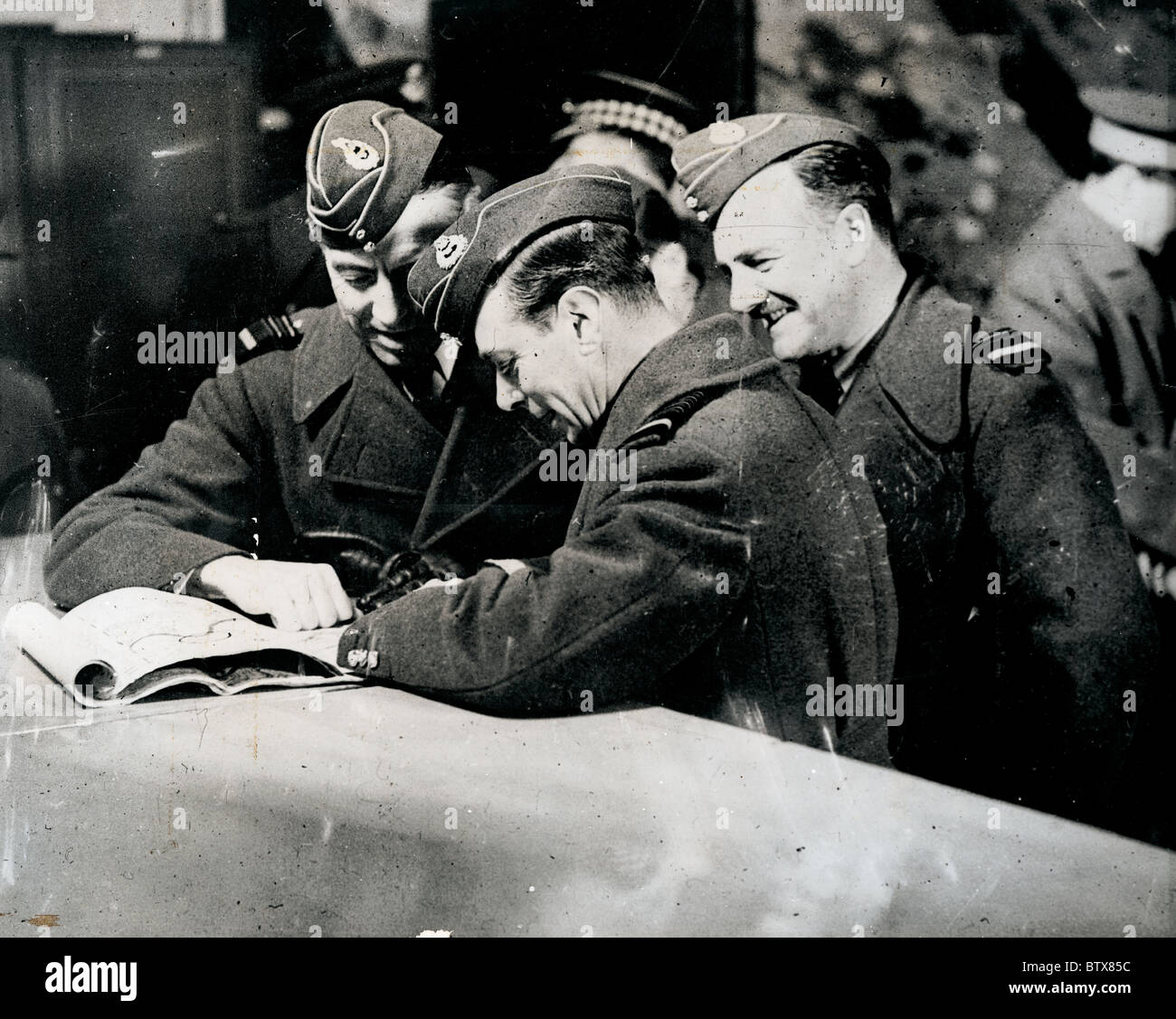 King George V mit Air Marshal Sir Richard Peirse Bomber Command links und rechts der Air Vice Marshal J.E.A. Baldwin Stockfoto