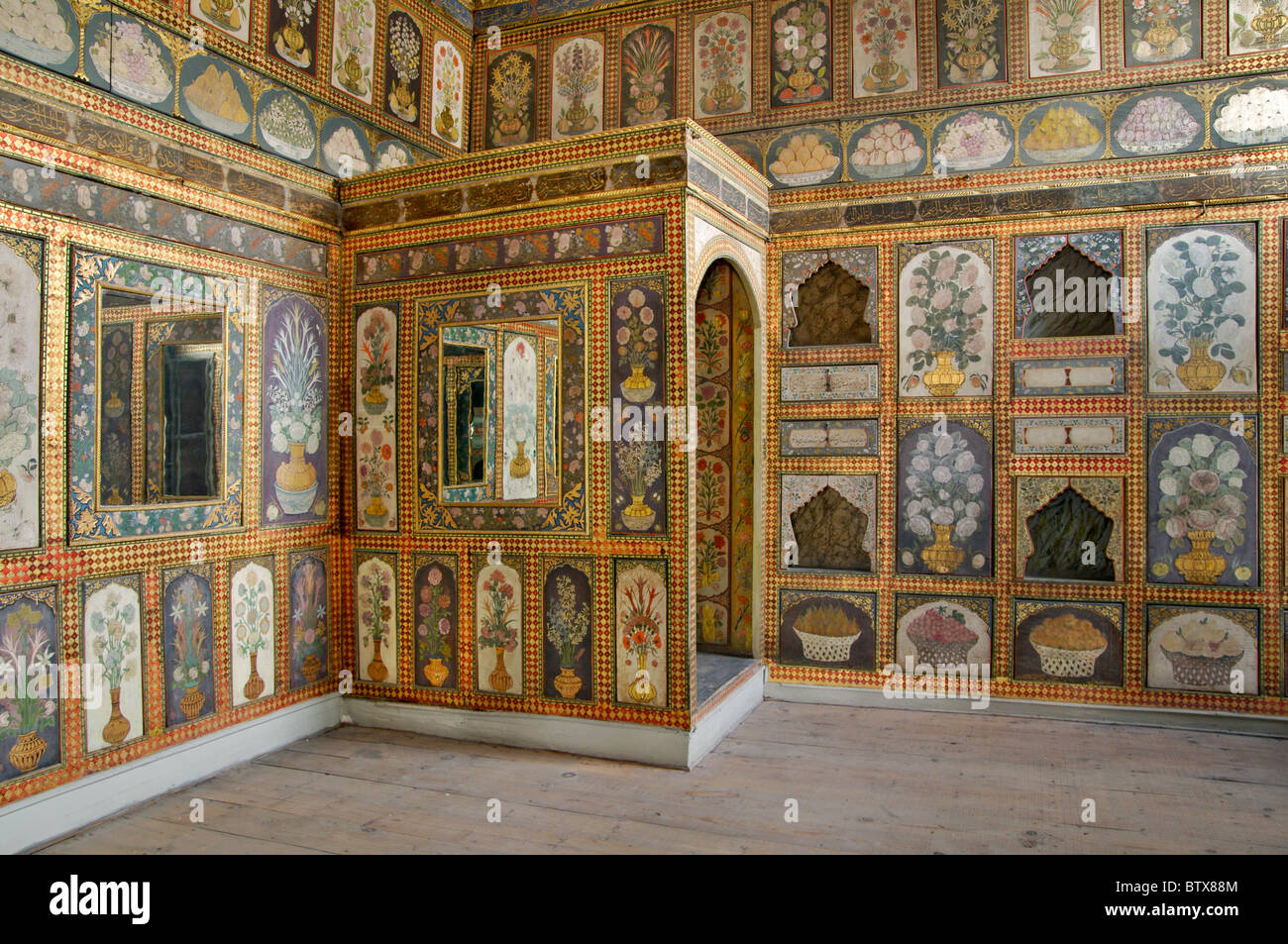 Bemalte Wandpaneele im Speisesaal von Ahmet III(Fruit Room) Harem, Topkapi Palast, Istanbul, Türkei Stockfoto