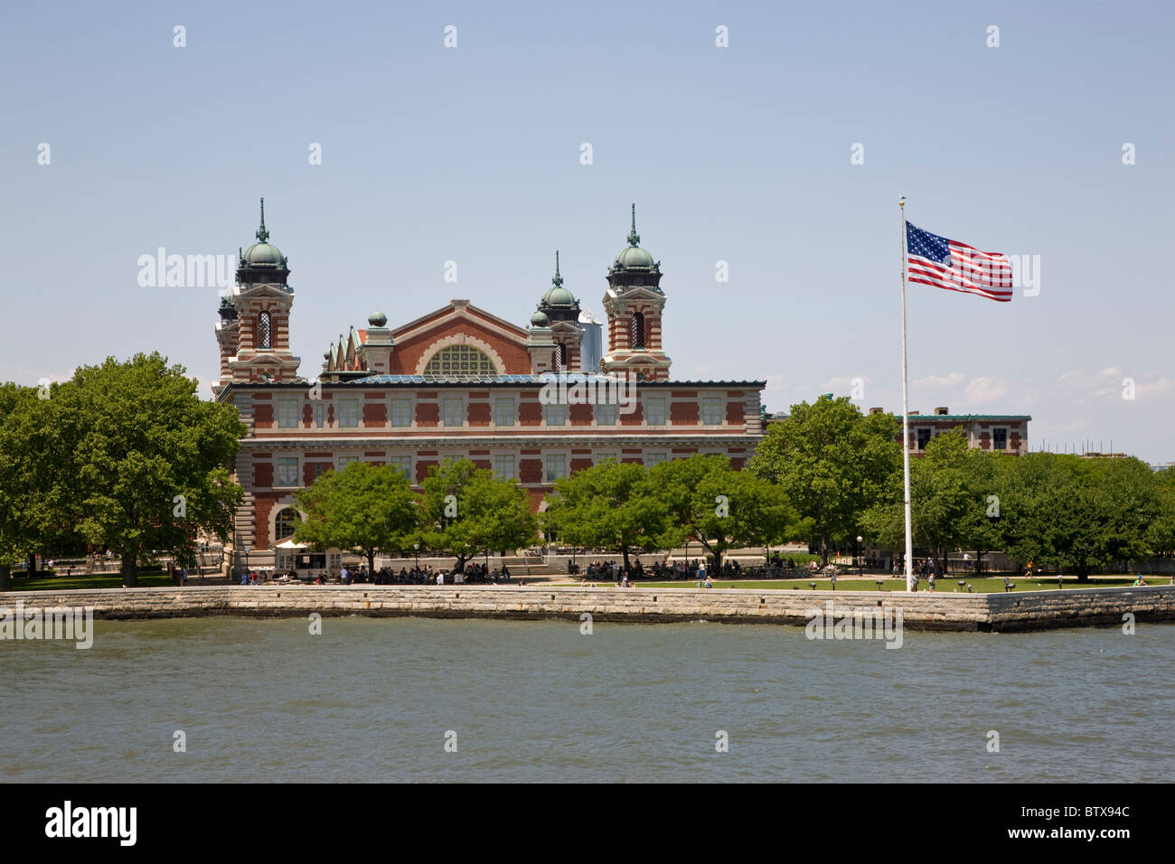 Blick auf Ellis Island von der Fähre Liberty Island, New York Stockfoto