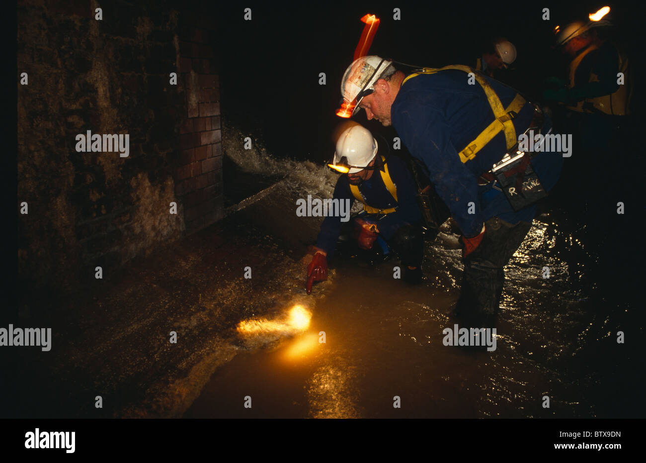 Thames Water Utilities Kanalisation Reinigungsteam inspiziert die Flotte Fluss viktorianischen gebaut Abwasserkanalisation unter Blackfriars Straßen. Stockfoto