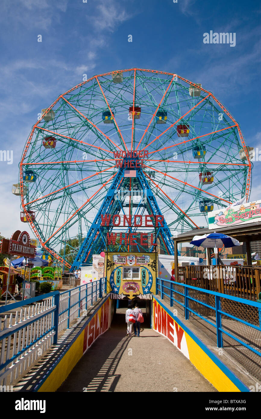 Deno es Wonder Wheel Vergnügungspark auf Coney Island in Brooklyn Stockfoto