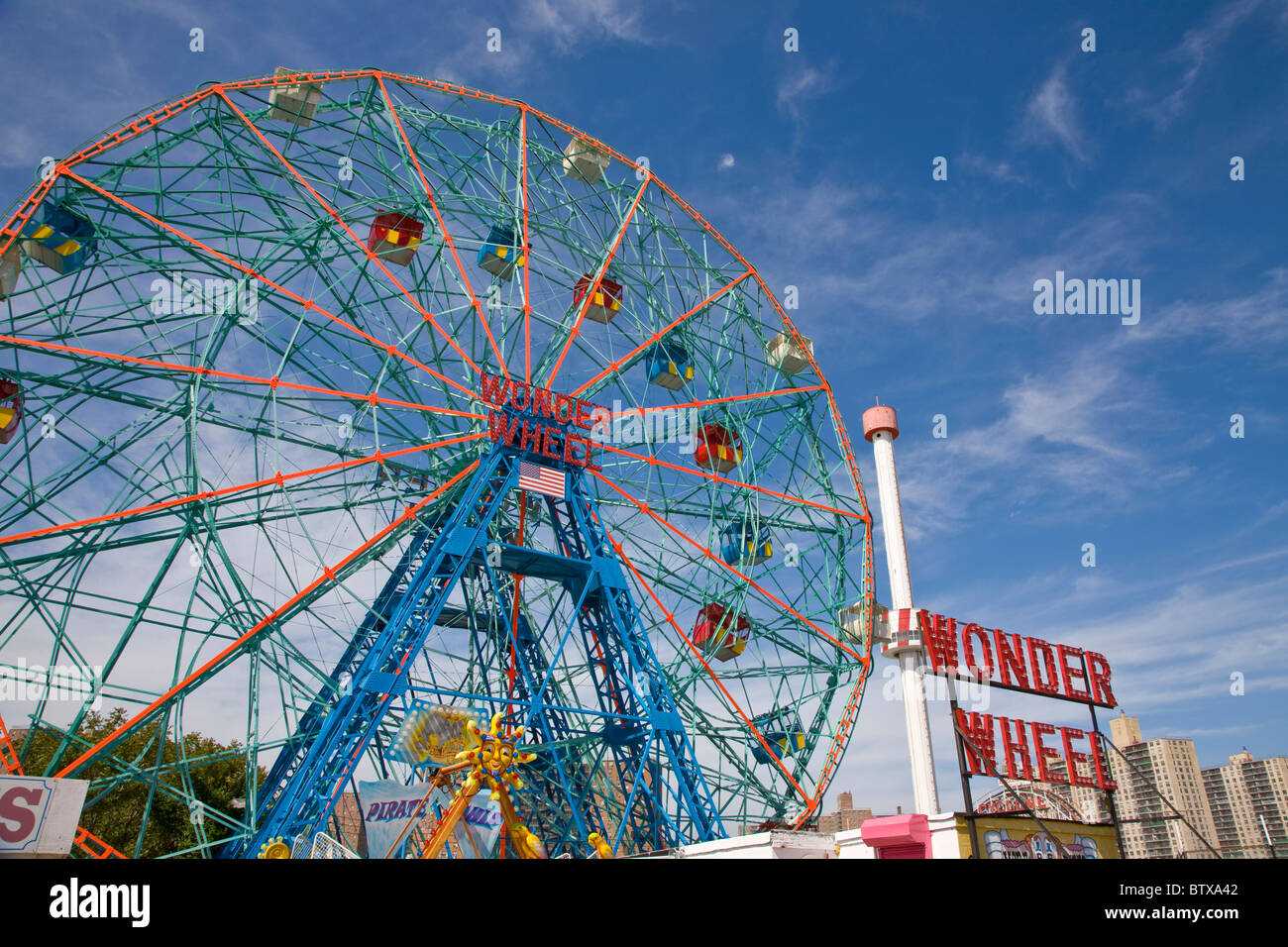 Deno es Wonder Wheel Vergnügungspark auf Coney Island in Brooklyn, New York Stockfoto