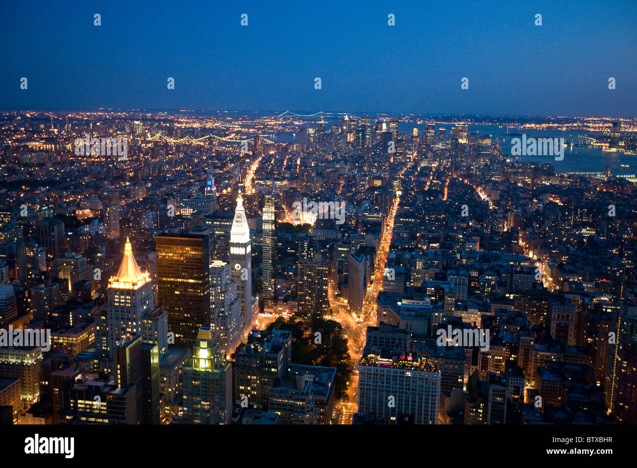Blick auf New York bei Nacht vom Empire State Building (350 Fifth Avenue) Stockfoto