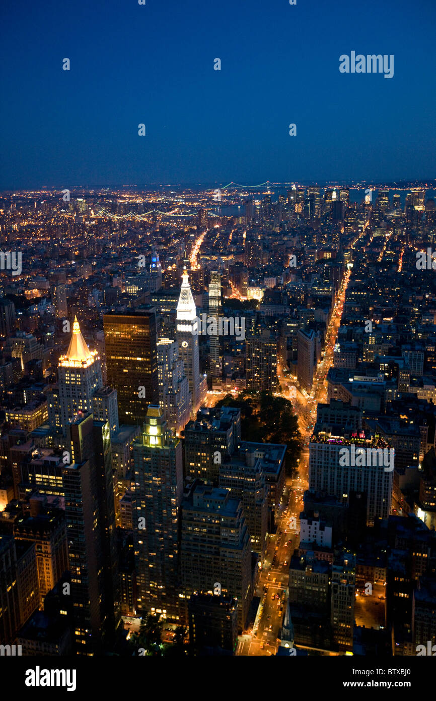 Blick auf New York bei Nacht vom Empire State Building (350 Fifth Avenue) Stockfoto