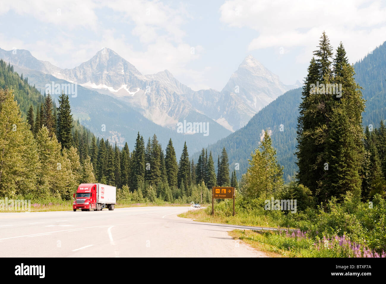 Trans-Canada Highway im Sir Donald Ruheraum, Glacier National Park, British Columbia, Kanada. Die scharfe Spitze auf der rechten Seite ist Mount Sir Donald. Stockfoto