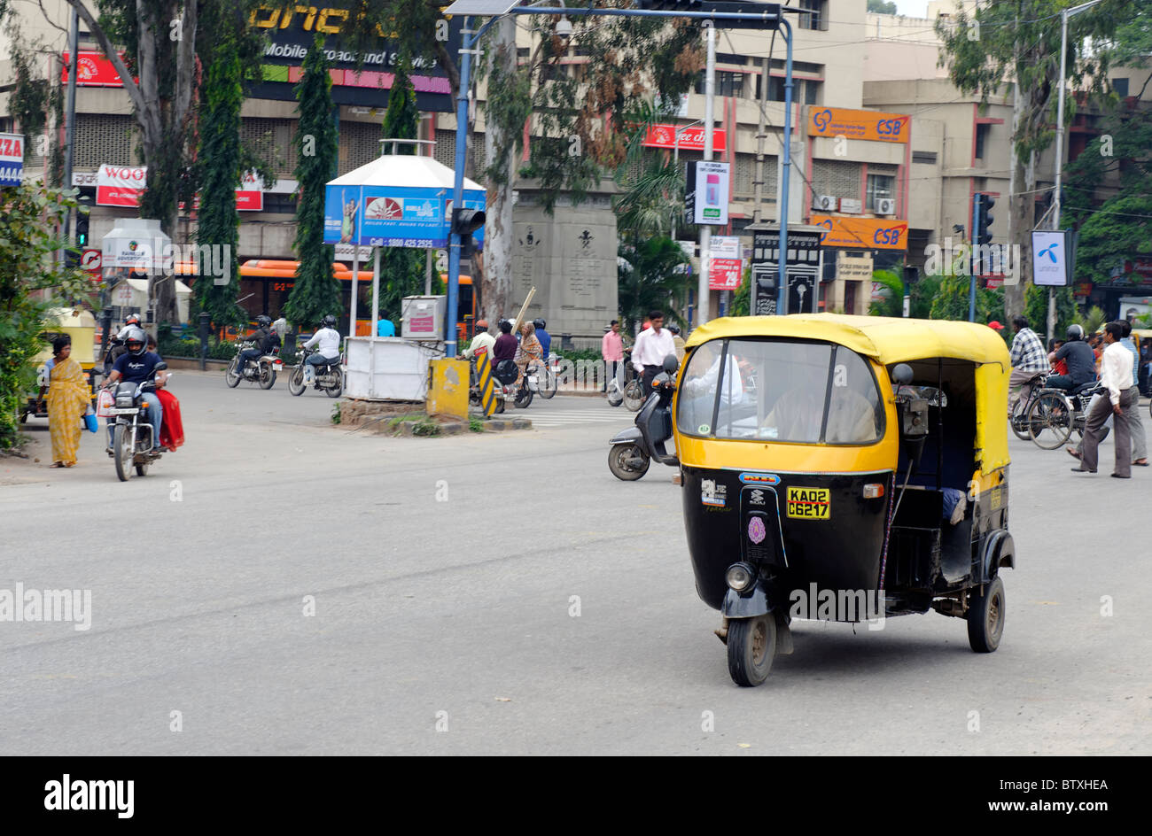 Straßenverkehr in Bangalore, Karantaka, Indien. Stockfoto