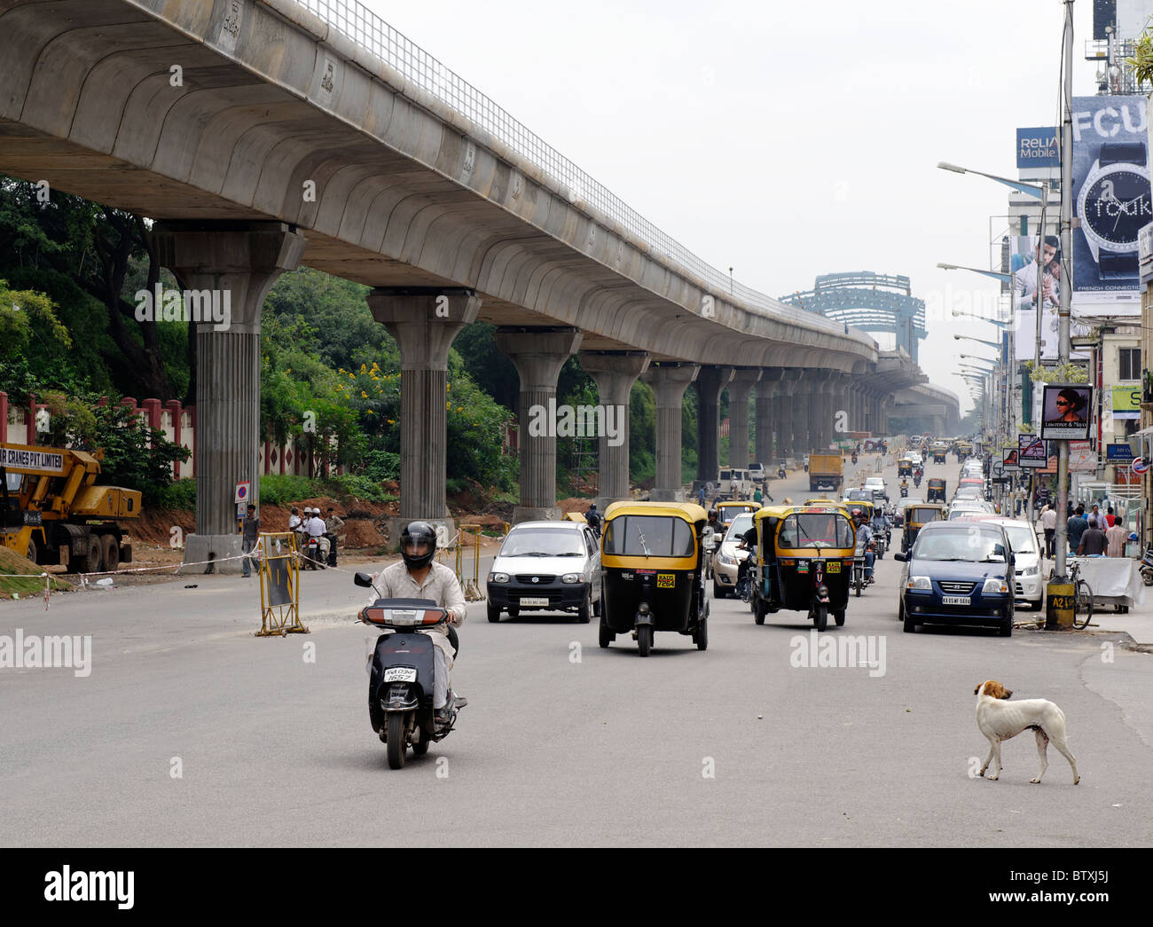M.G. Road in Bangalore unter der neuen erhöhten Autobahn nach Chennai Stockfoto