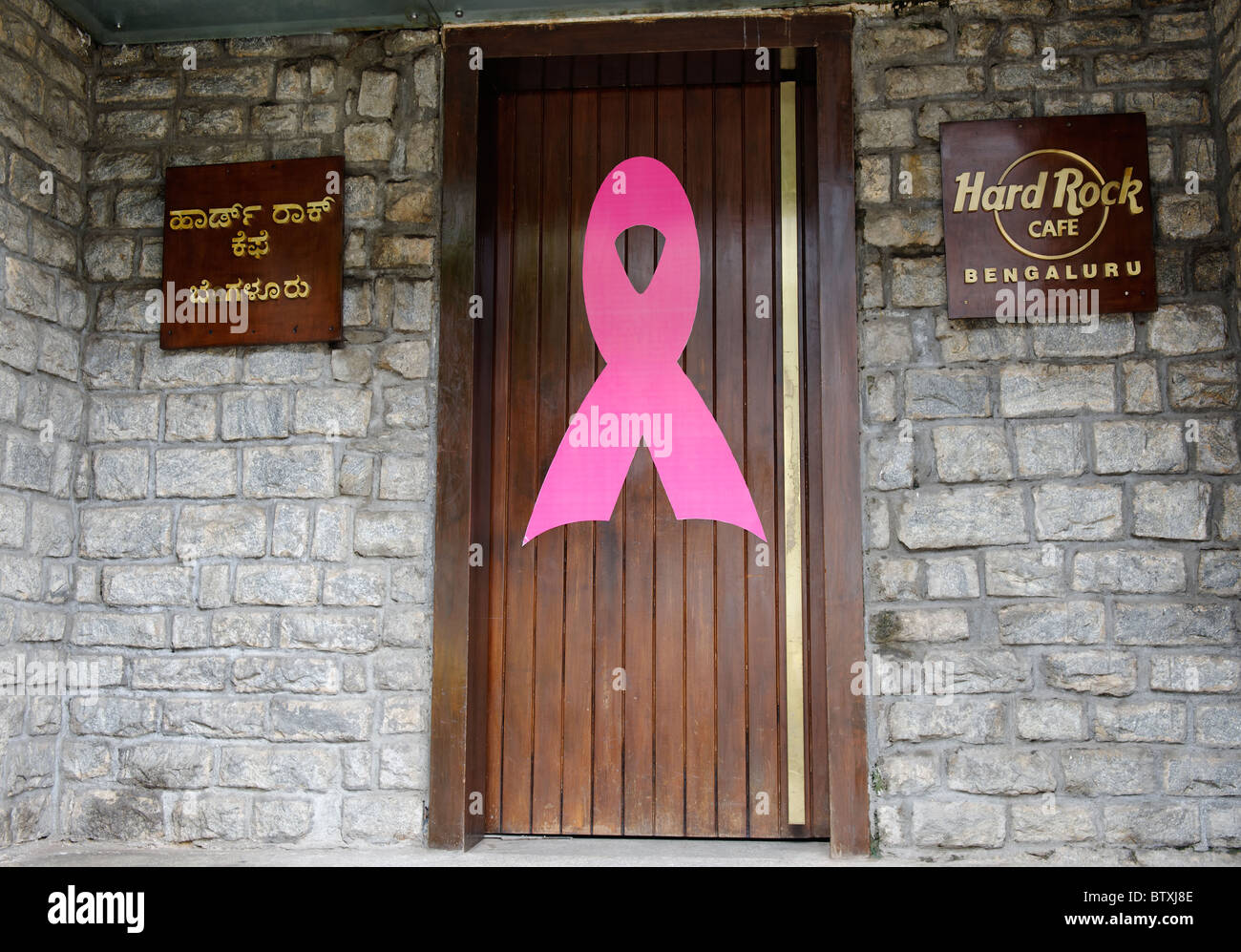 Die pink Ribbon für internationale Brustkrebs an der Tür des Hard Rock Cafe in Bangalore, Indien. Stockfoto