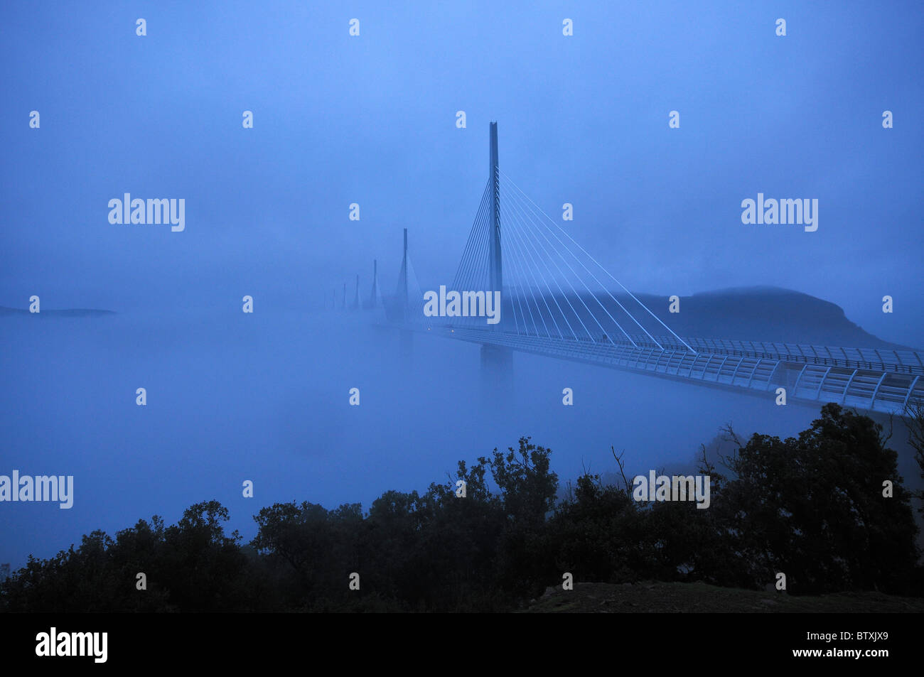 Millau-Viadukt Viaduc in Wolken und Nebel Stockfoto