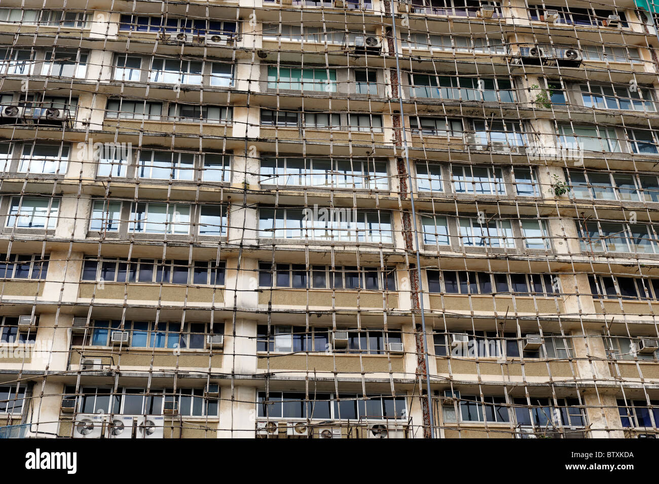 Bambus-Gerüst außerhalb eines Wohnblocks in Mumbai, Indien Stockfoto