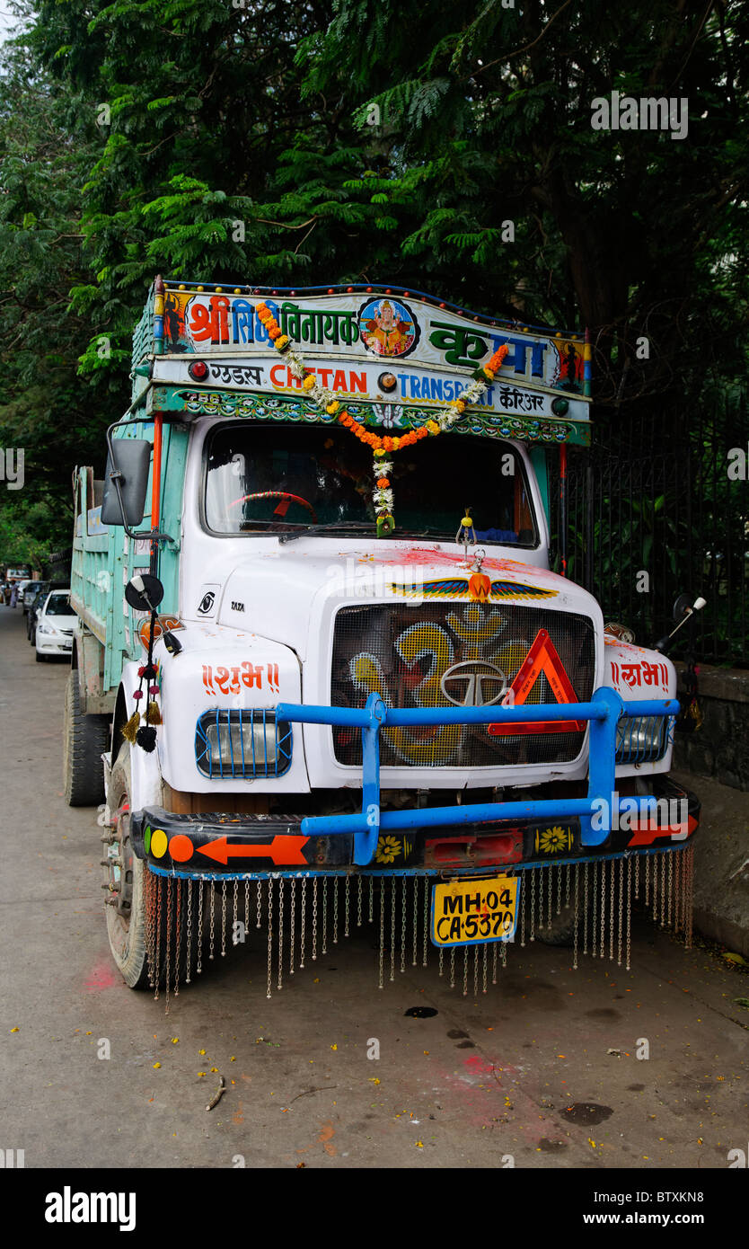 Eine verzierte weiße LKW in Mumbai, Indien Stockfoto