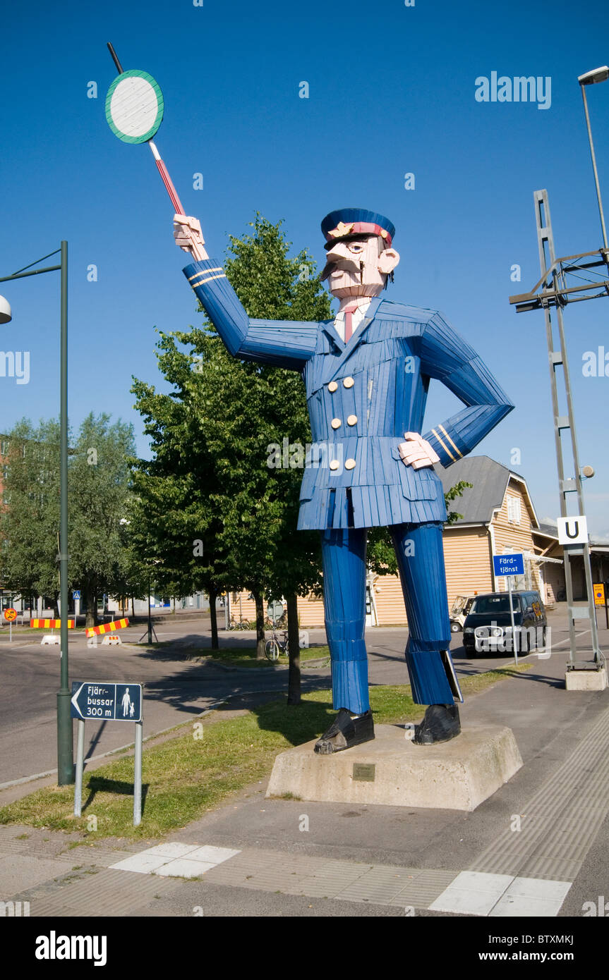 Linköping Pambaya hölzerne Statue in der Nähe von Linköping Station Schweden Schwedische Zug Züge Dirigent Signal Mann Signal Guard wachen Stockfoto
