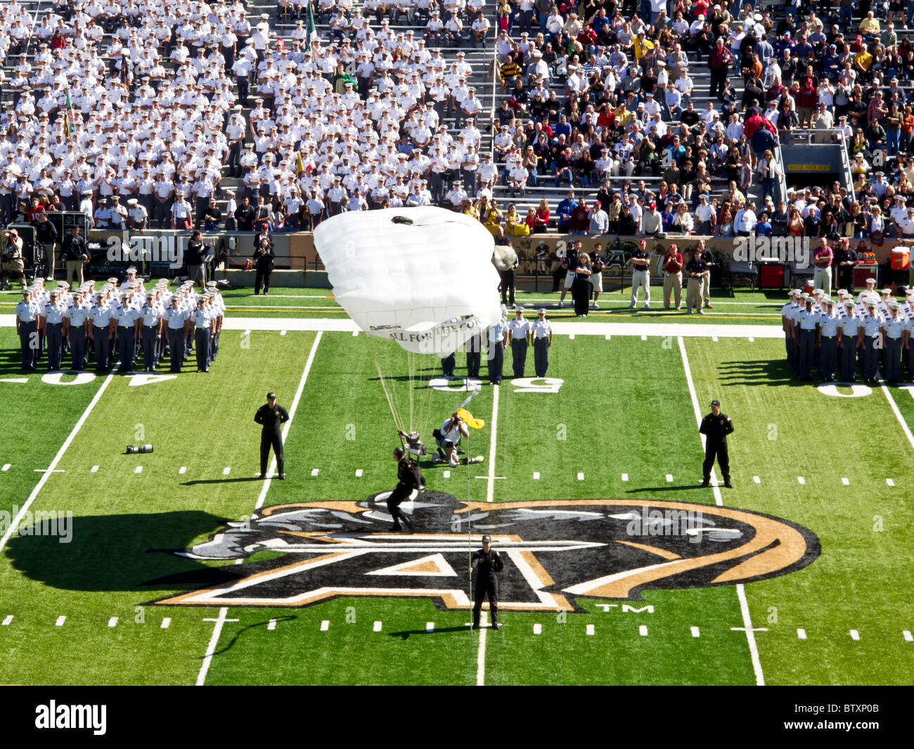 Pre-Spiel, Fallschirmspringen In Spielball, Michie Stadium, Militärakademie West Point, NY Stockfoto