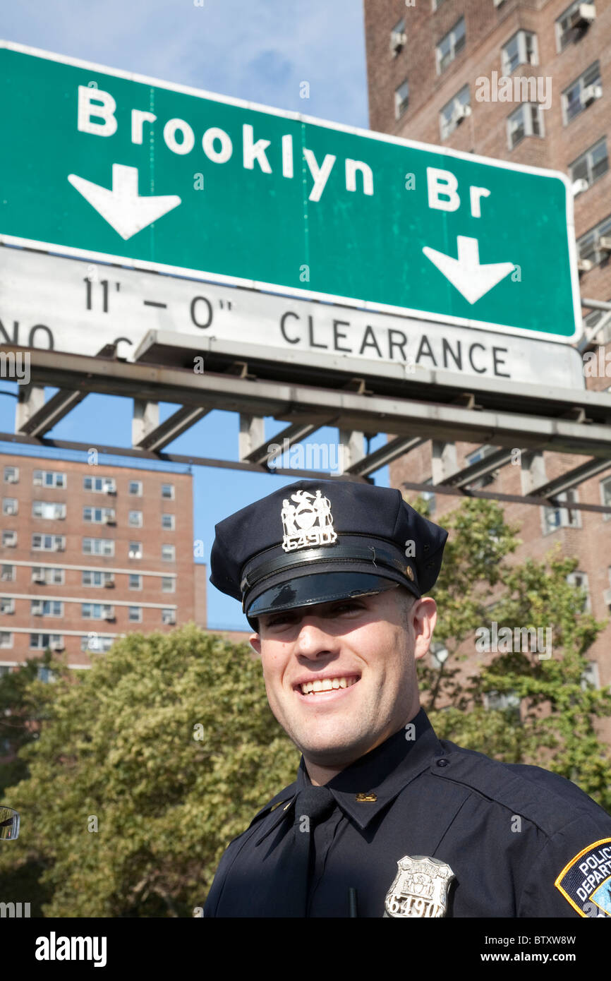 New York City Polizist steht auf der Brooklyn Bridge. Foto: Jeff Gilbert Stockfoto