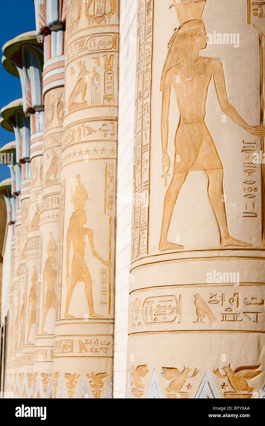 Gefälschte ägyptische Hieroglyphen, Wafi City Shopping Centre Dubai Stockfoto
