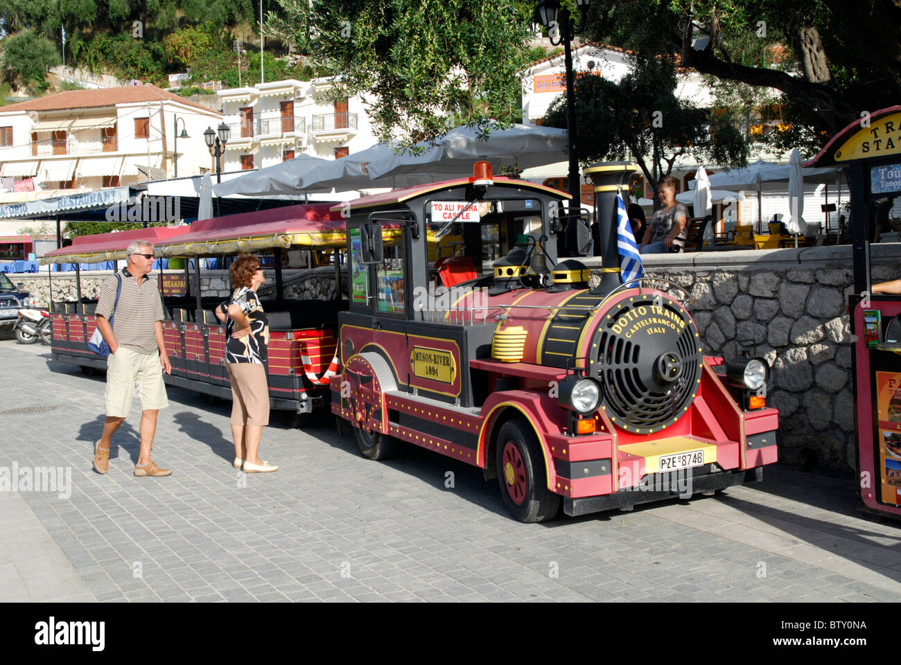 Zwei Touristen und Zug in Parga, Griechenland Stockfoto