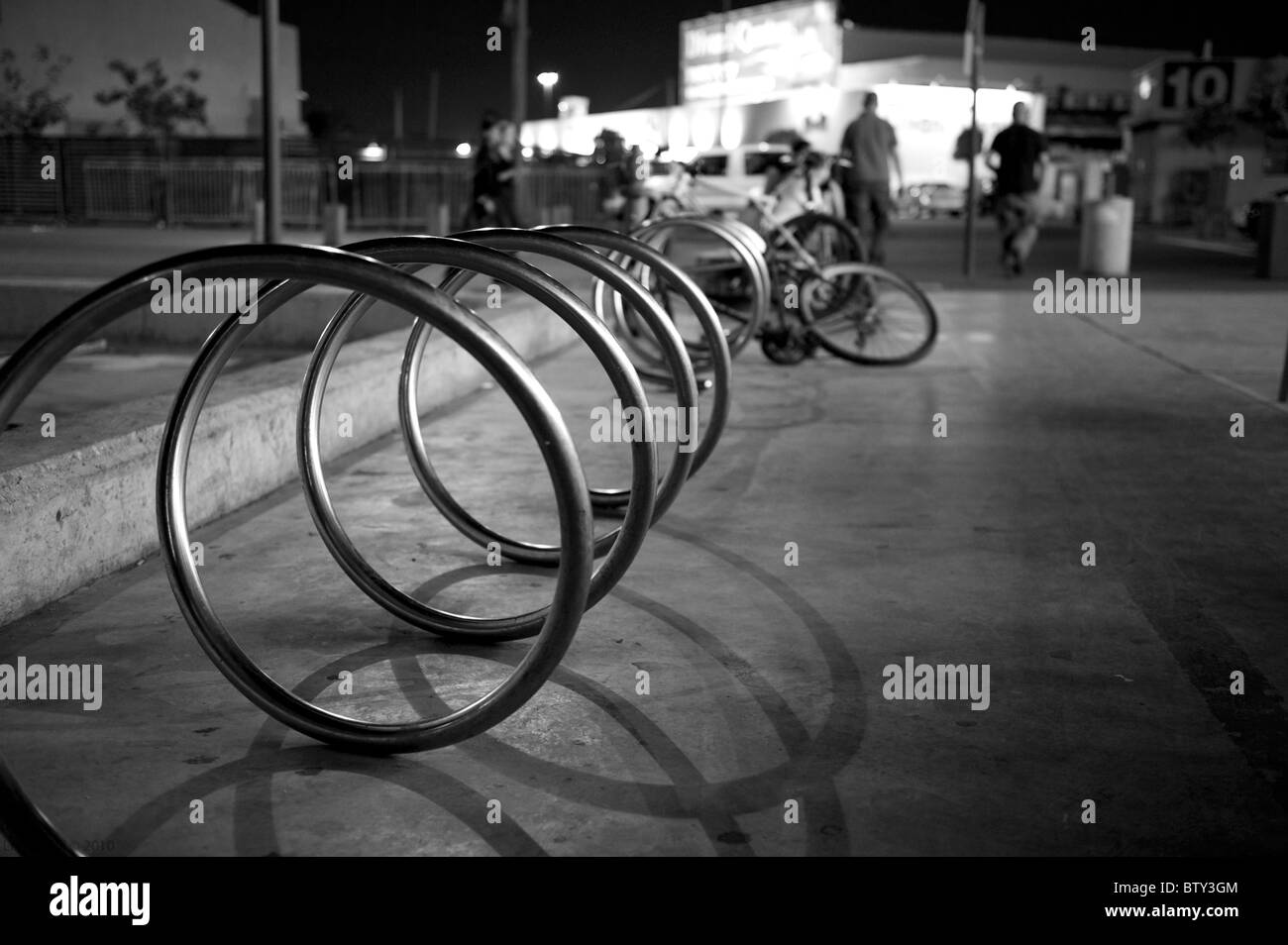 Ein Fahrradständer im Hafen von Tel-Aviv Stockfoto
