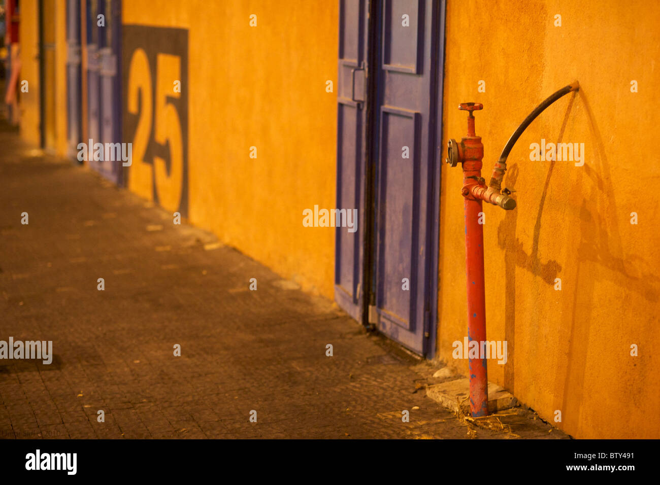 Orangefarbenes Licht im Hafen von Tel-Aviv Stockfoto