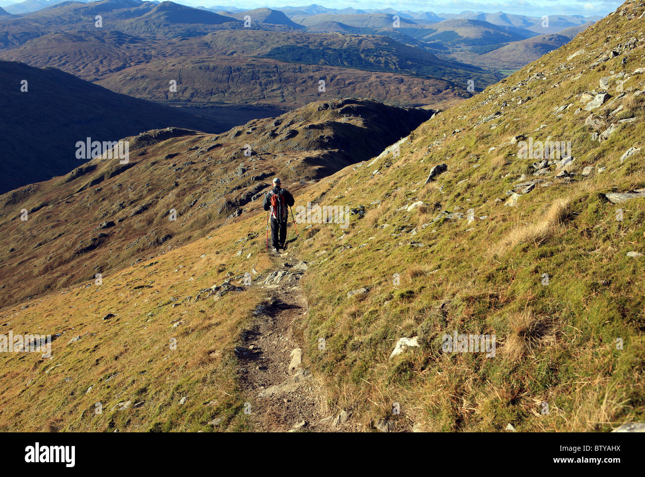 Walker absteigender Cruach Ardrain eines schottischen Berges in der Nähe von Crianlarich Schottland Stockfoto