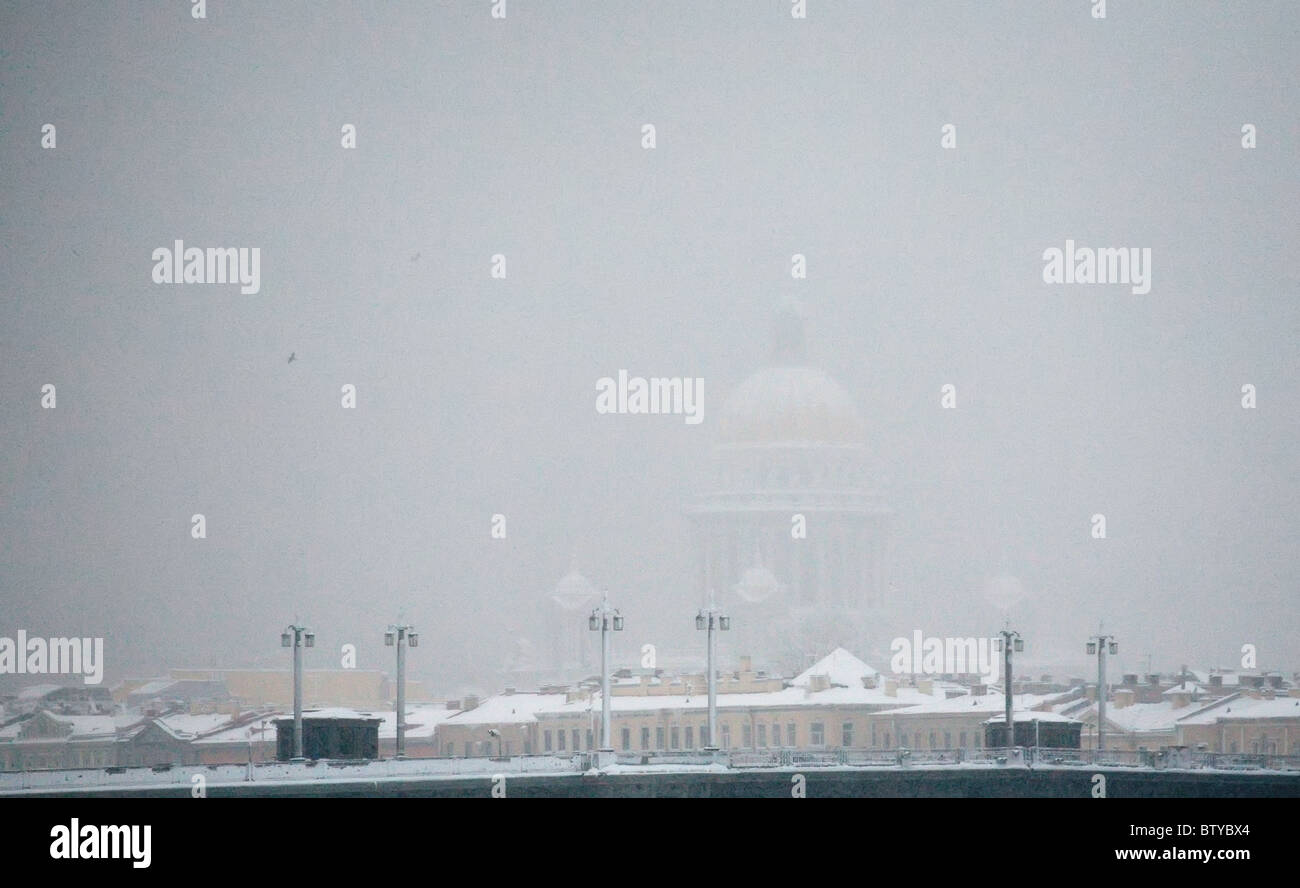 Haze-Blick auf St. Petersburg (Russland) mit St. Isaac Kathedrale Kuppel an Winter Zeichnung aussieht Stockfoto