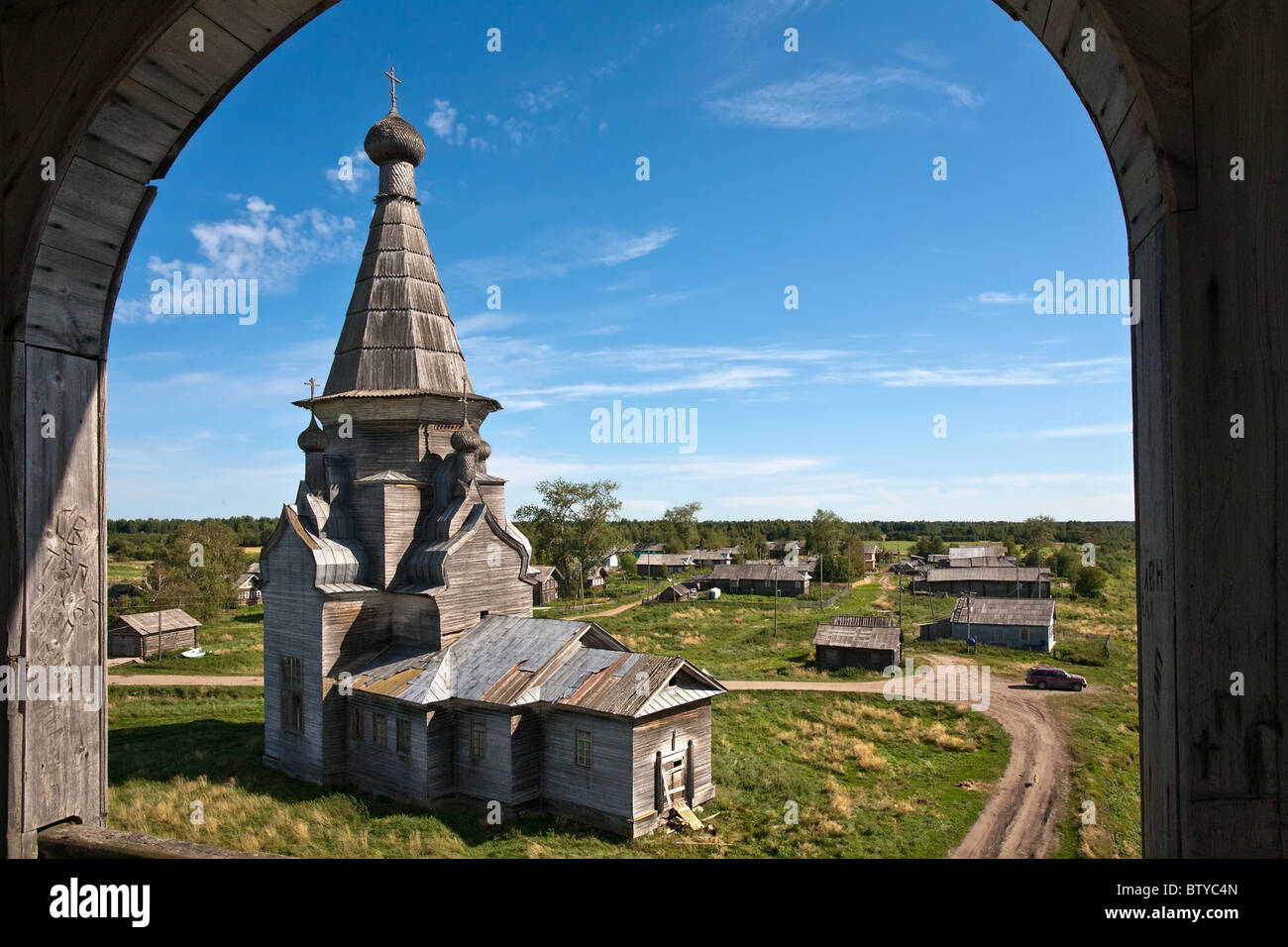 alte hölzerne Kirche im russischen Dorf, Sommer-Ansicht Stockfoto
