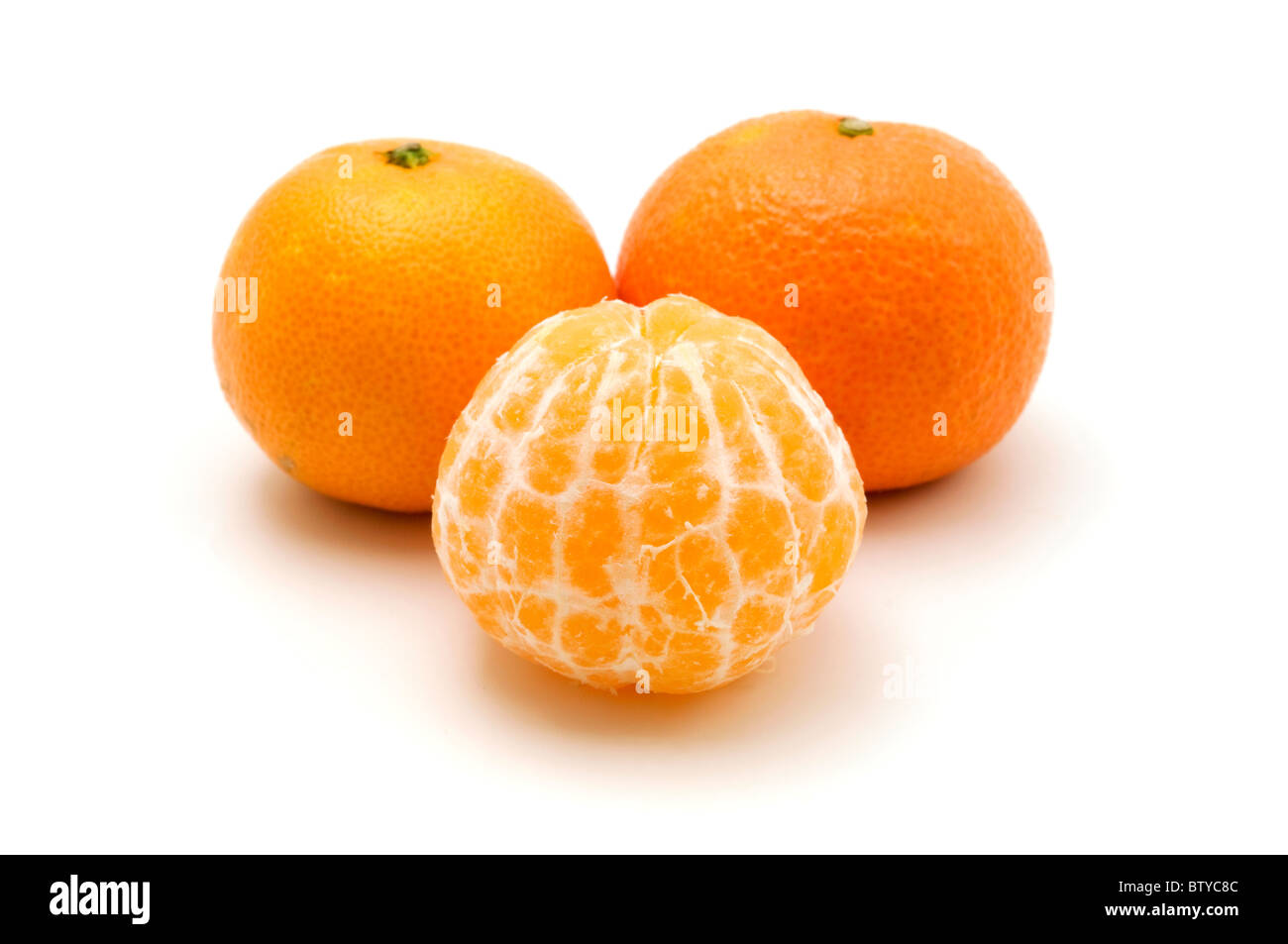 Mandarin-Orangen auf einem weißen Hintergrund Stockfoto