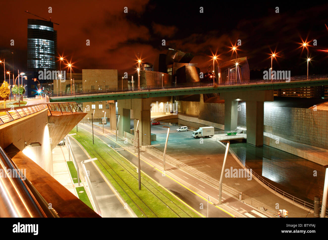 Nachtansicht der Zeit das Guggenheim-Museum und seine Umgebung, Bilbao, Spanien Stockfoto