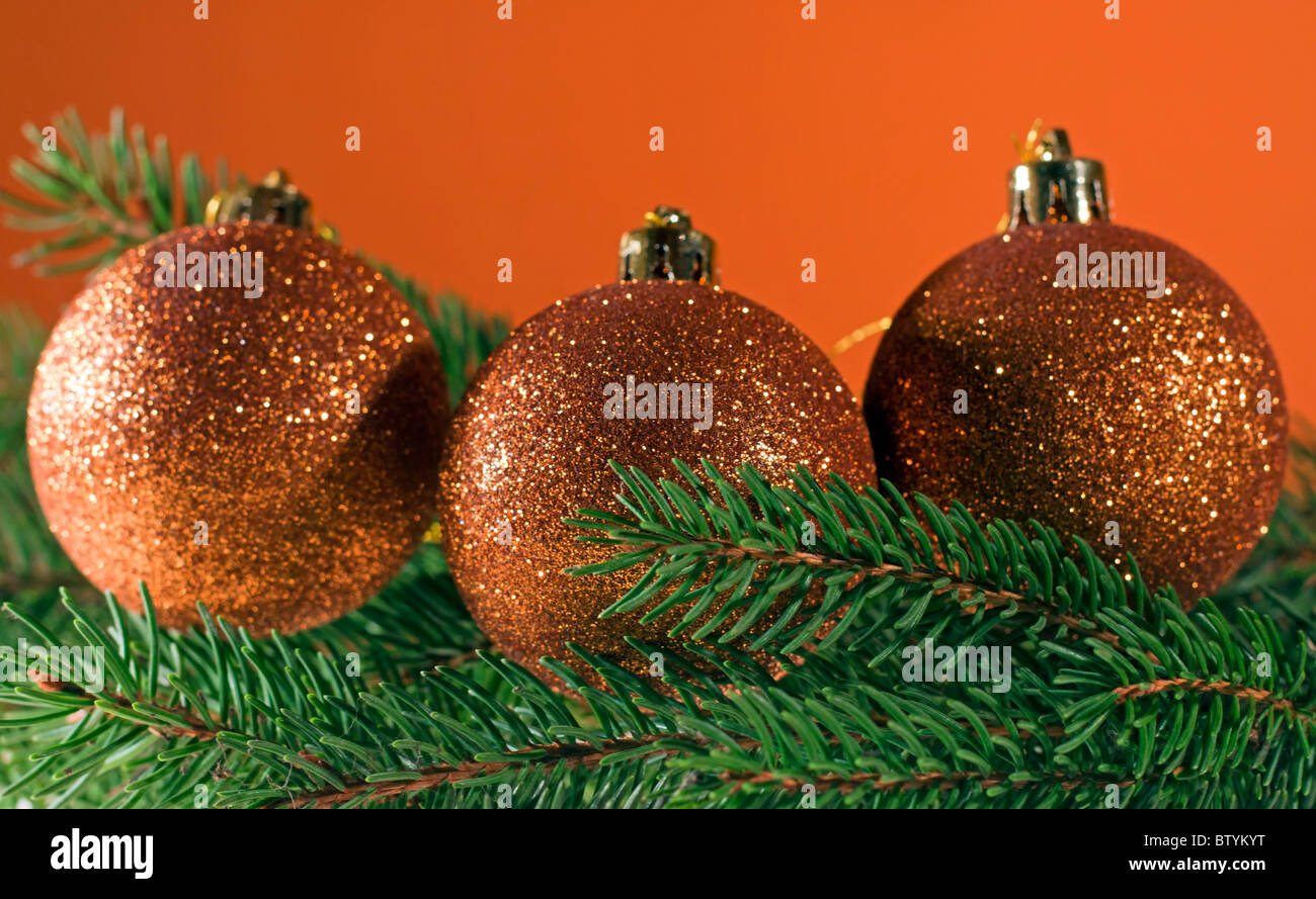 Weihnachten Dekoration, Bronze Weihnachtskugeln auf Fichte Zweig Stockfoto