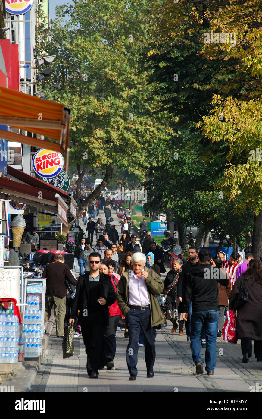 ISTANBUL, TÜRKEI. Eine geschäftige Straßenszene in Besiktas Bezirk. 2010. Stockfoto